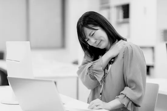 肩こり・首こりの女性のイメージ