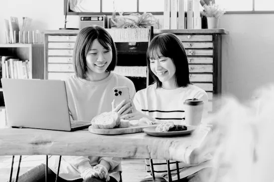 娘と写真をみる母親のイメージ